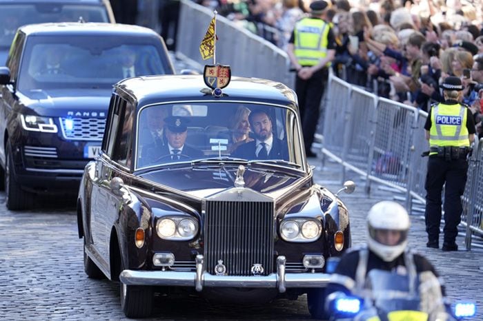 Los reyes Carlos y Camilla llegan a Edimburgo para unirse al cortejo fúnebre de Isabel II