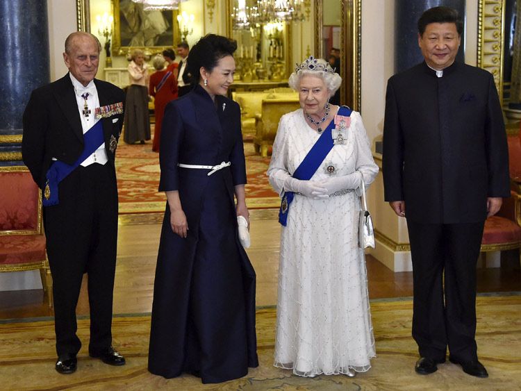 La Reina -que vistió un vestido blanco repleto de perlas y lentejuelas de Angela Kelly y lució su aderezo de zafiros- y el Duque de Edimburgo agasajaron con todos los honores al Presidente de China, Xi JinPing y su esposa, Peng Liyuan
