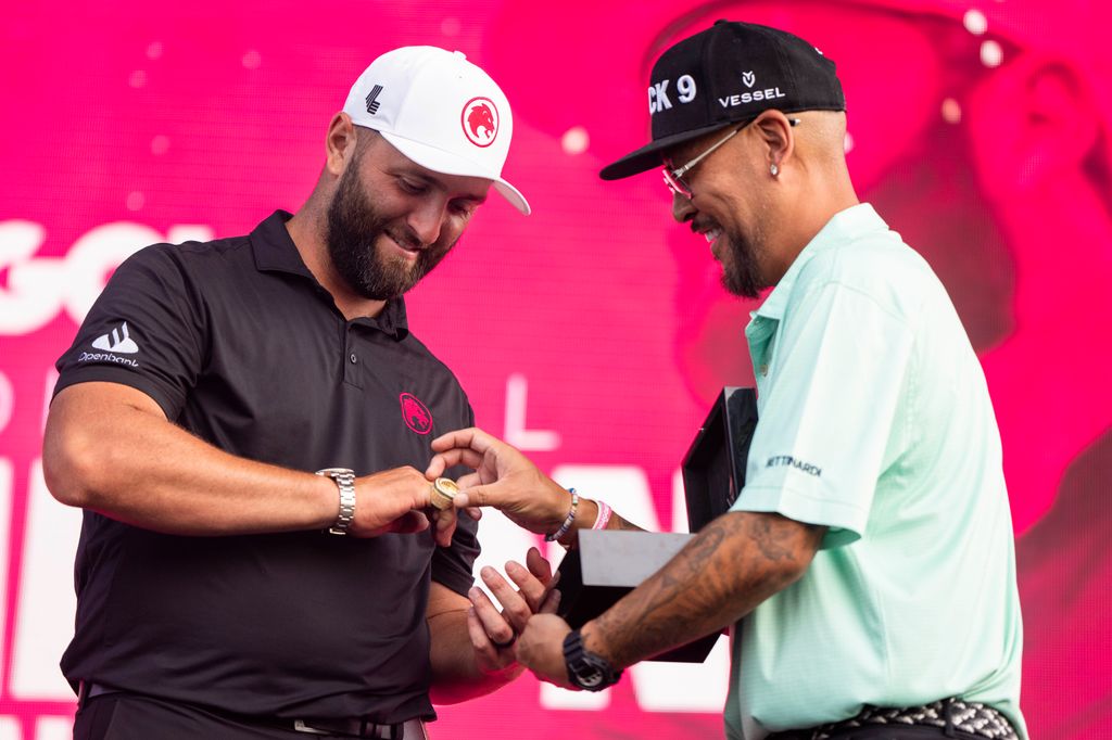 El joyero Ben Baller coloca el espectacular anillo que ha diseñado a Jon Rahm