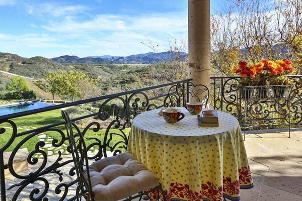 En esta gran mansión existen agradables rincones abiertos al paisaje donde disfrutar de una buena lectura o una buena taza de café. © Engel & Völkers
