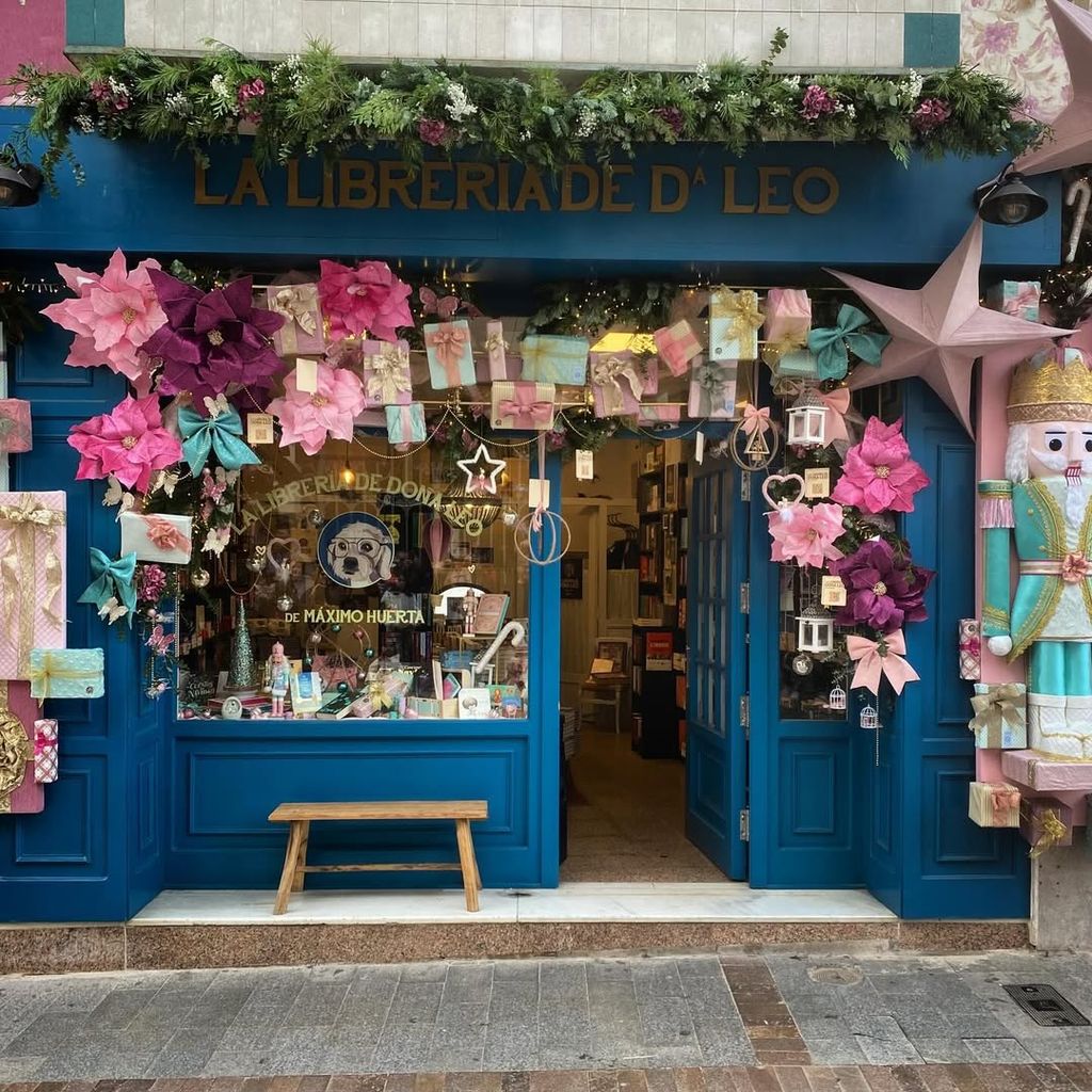 Maxim Huertas decora su libreria para Navidad