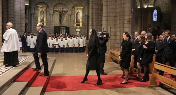 La Familia Real de Mónaco a su llegada a la Catedral de San Nicolás, donde se celebró la misa en memoria de Raniero III © Photos : G. Luci y F. Nebinger / Palacio de Mónaco
