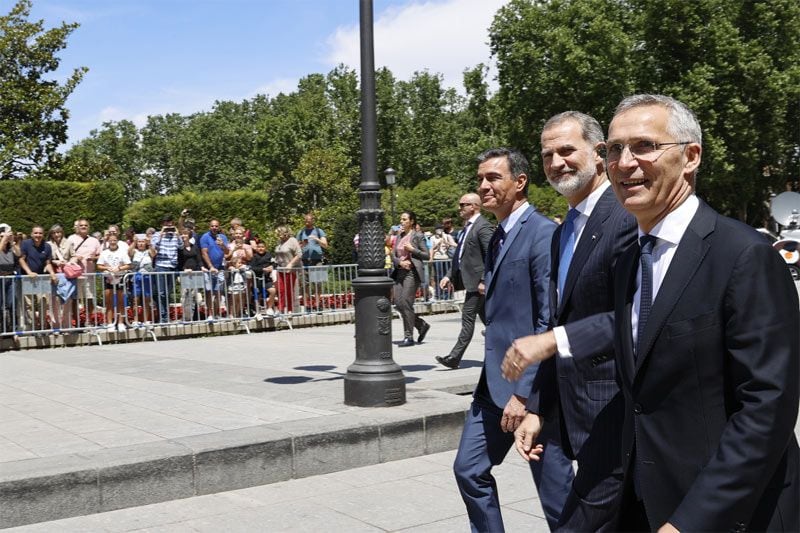 El rey Felipe con Pedro Sánchez y Jeans Stoltenberg, secretario general de la OTAN