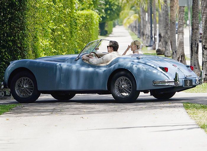 Brooklyn Beckham y Nicola Peltz en su nuevo coche