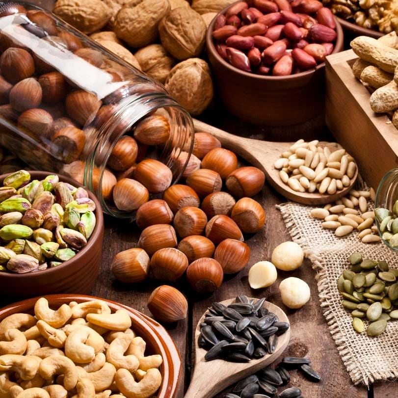 Mesa con semillas y frutos secos ideales para una dieta saludable