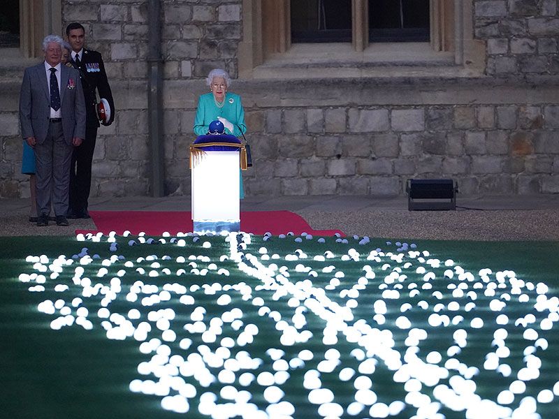 Imagen de la Reina Isabel II junto al alumbrado 