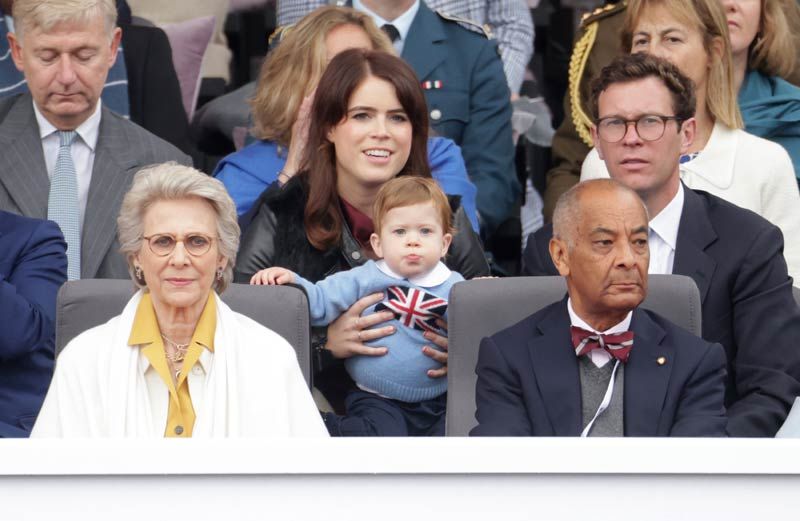 August, nieto de los duques de York, con sus padres