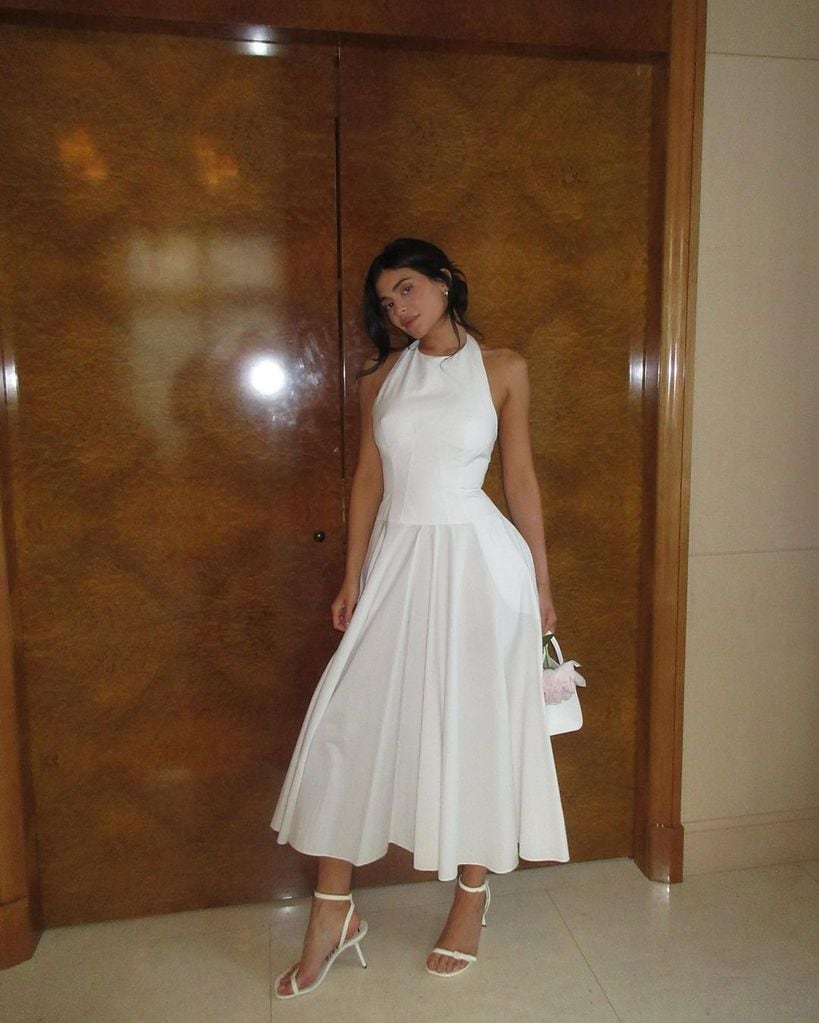 Kylie Jenner con vestido midi blanco plisado