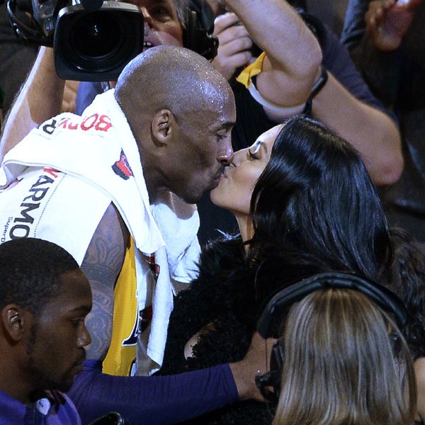 Kobe Bryant besando a su mujer Vanessa
