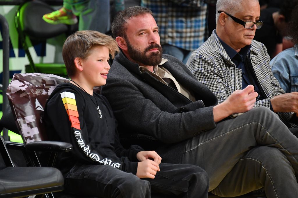 Ben Affleck con su hijo Samuel apoyando a Los Angeles Lakers en el Crypto.com Arena el 10 de noviembre de 2024