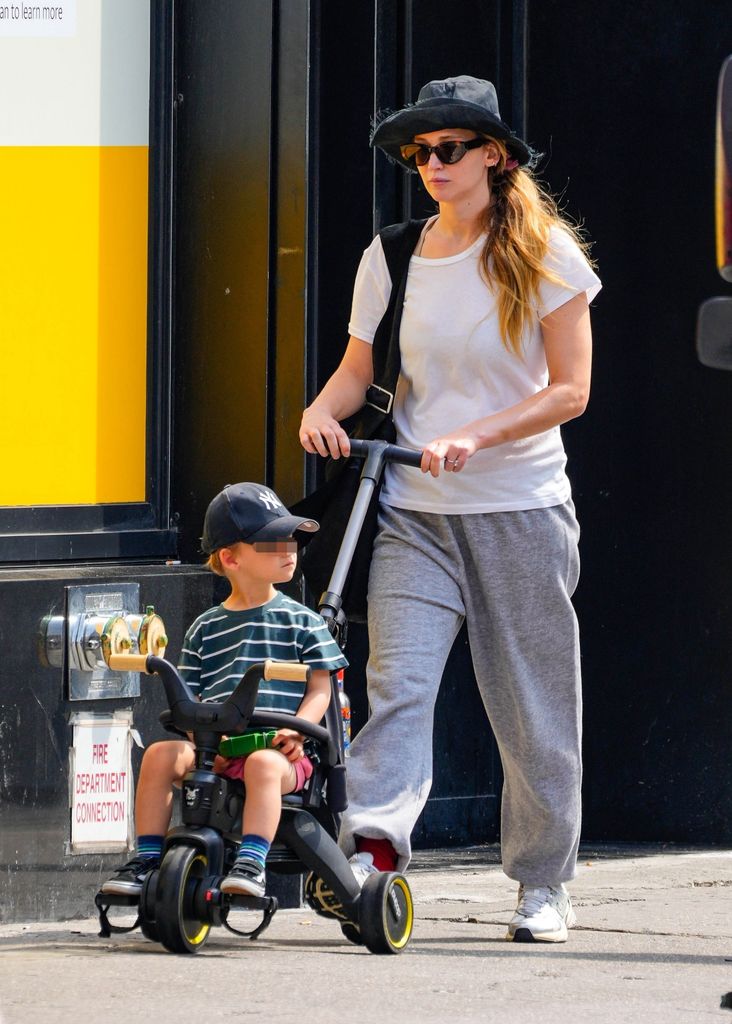 Jennifer Lawrence con su hijo Cy en Nueva York
