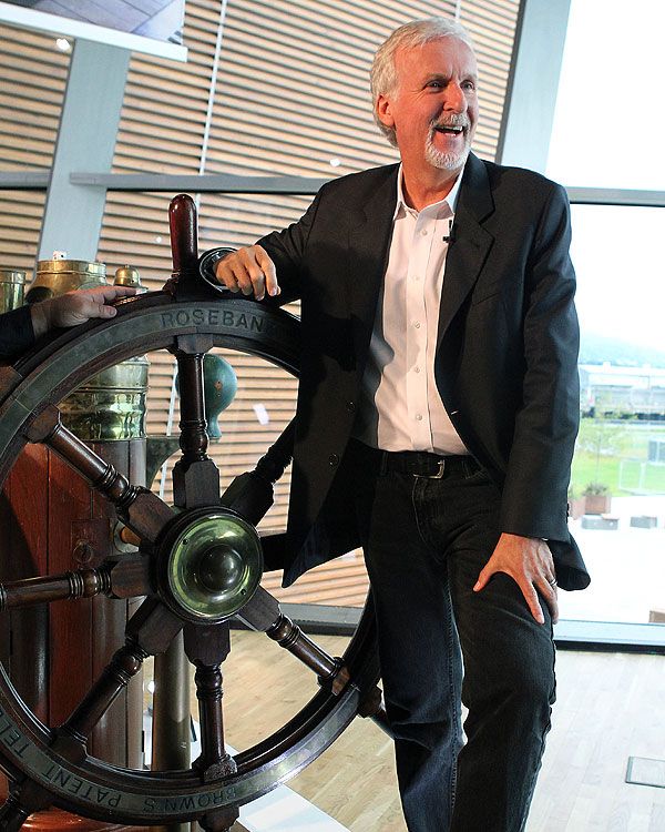 James Cameron con el decorado del Titanic