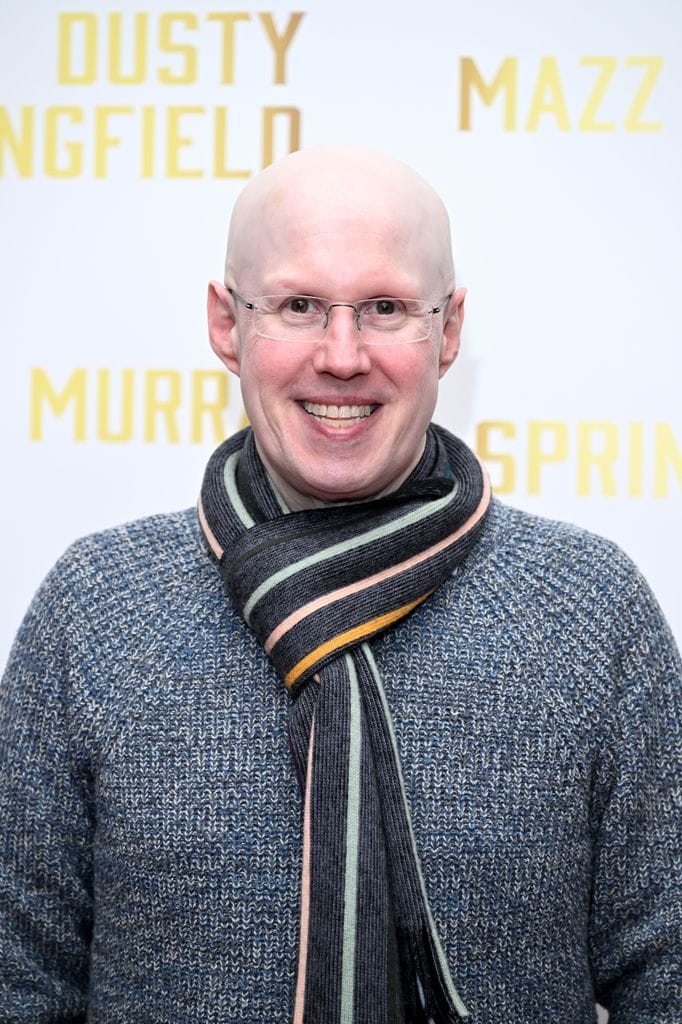 El actor y comediante Matt Lucas se disculpa con Millie Bobby Brown por malentendido; asegura que su intención nunca fue criticarla o mofarse de ella.