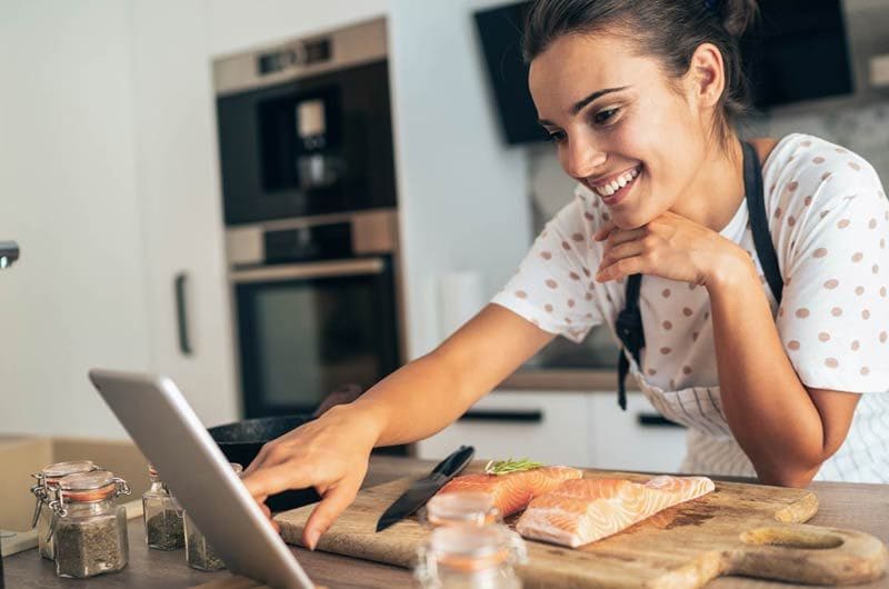 chica cocina salmon