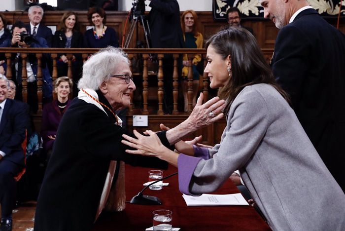 Los Reyes entregan el Premio Cervantes a la poeta uruguaya Ida Vitale