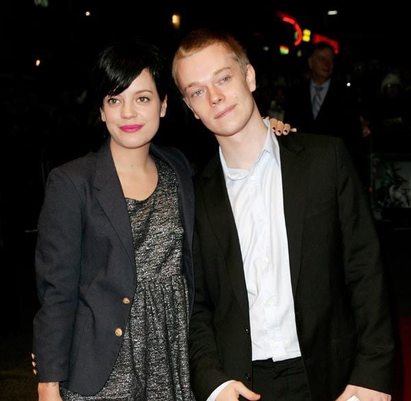 Alfie es hermano de la conocida cantante Lily Allen y, aunque han seguido caminos distintos, los dos han tenido éxito en su actividad artística
