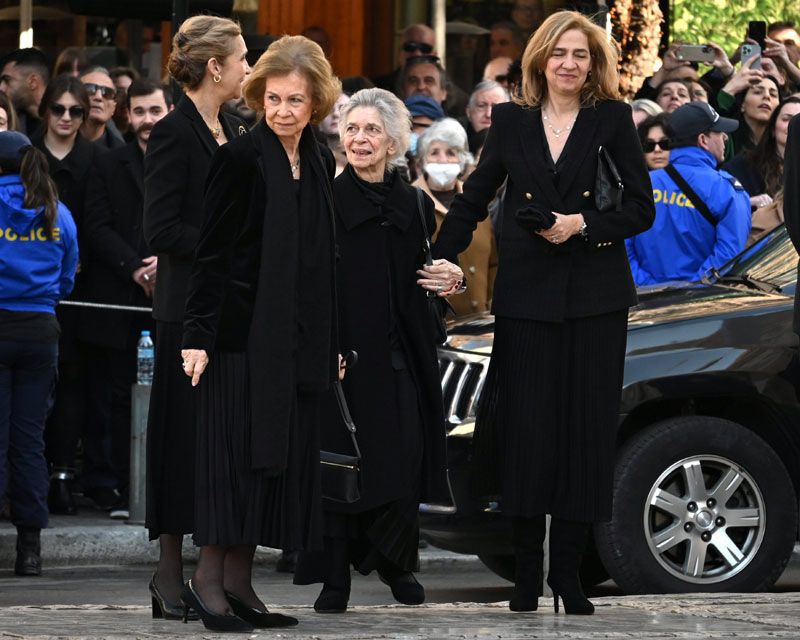 Reina Sofía con las infantas Elena y Cristina 