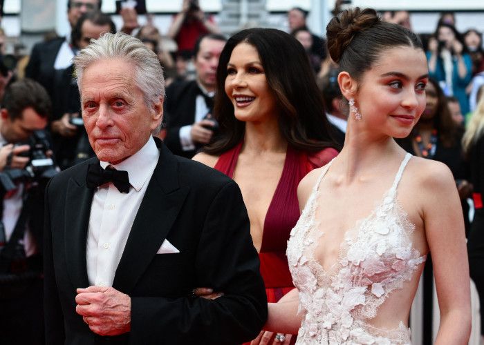 Michael Douglas con su mujer y su hija en Cannes