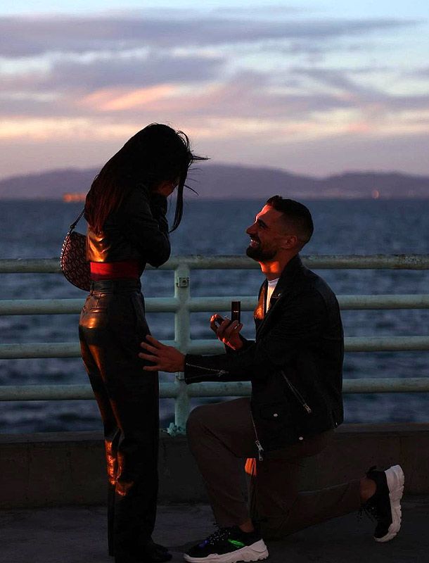 Sebastian Lletget pide matrimonio a Becky G frente al mar