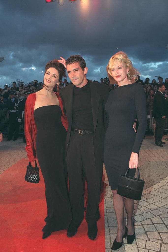 Melanie Griffith, Antonio Banderas y Catherine Zeta-Jones en la presentación de 'La máscara del zorro' en el Festival de Deauville en 1998