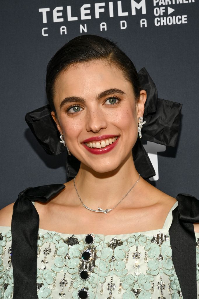 Margaret Qualley en la alfombra roja por el estreno de La Sustancia