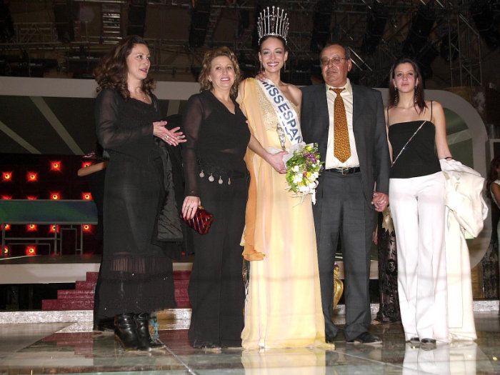 Eva González con sus padres en el certamen de Miss España 