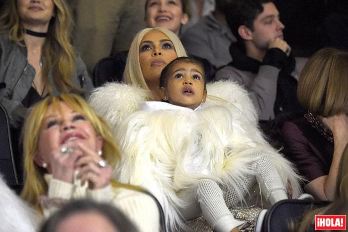 Kim Kardashian a juego con su pequeña North en la reciente presentación de la colección de Kayne West en la NYFW
