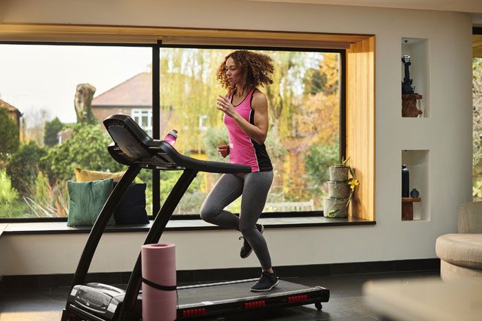 mujer en la cinta de correr