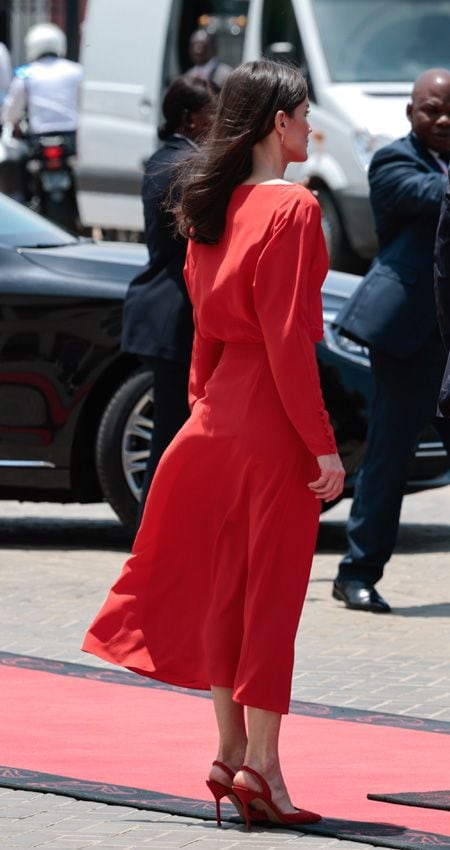 La reina Letizia repite un vestido rojo de Massimo Dutti en su último día en Angola