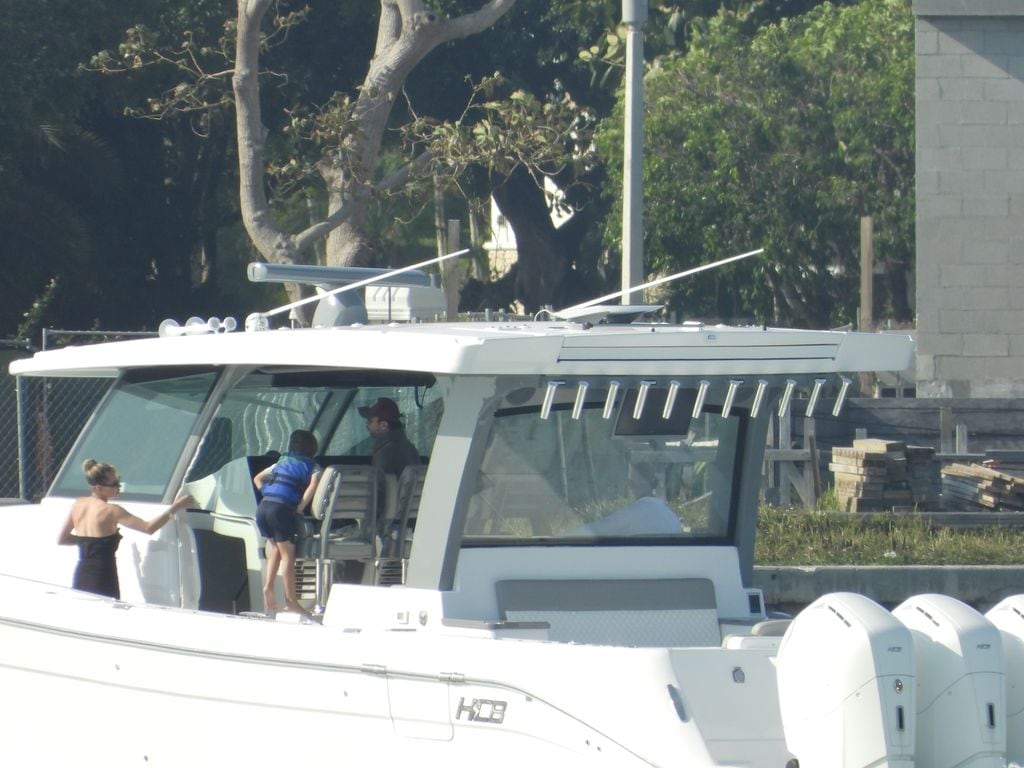 Enrique Iglesias y Anna Kournikova en barco con su hijo