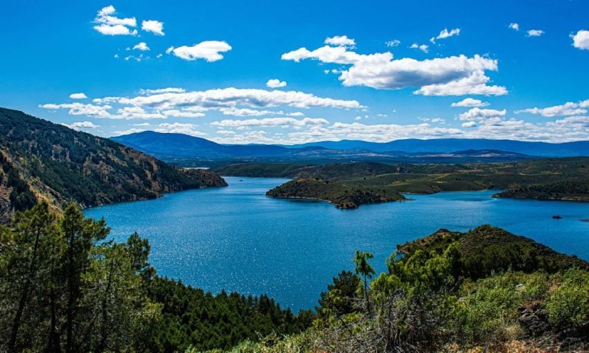 el embalse de atazar visto al atardecer madrid