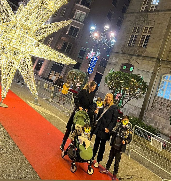 Jessica Bueno con sus hijos y sus suegros viendo las luces de Navidad 