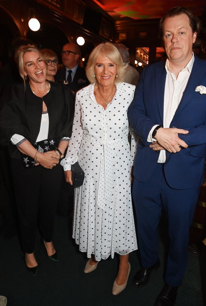 La reina Camilla, con sus hijos Laura Lopes y Tom Parker Bowles durante la presentación del libro (Londres, 5 de septiembre de 2024)