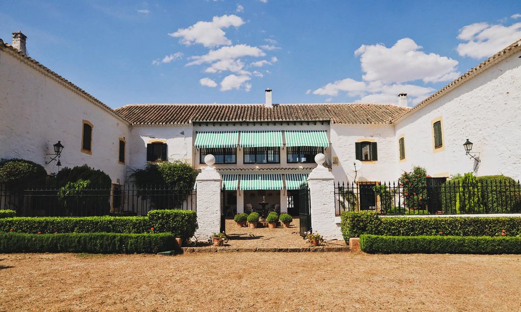 El porche y la piscina de la casa de Casilda Arizon