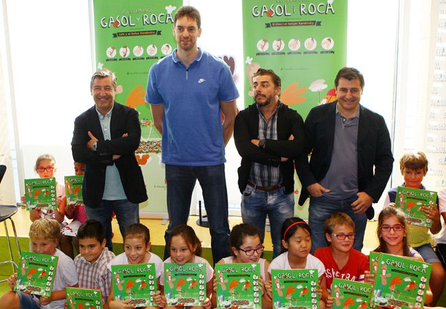 Pau Gasol junto a los hermanos Roca en la presentación hace escasos días de libro infantil 'Luis y el Señor Kandinsky', cuyo objetivo es fomentar en los niños la vida saludable a través del deporte y la alimentación.
