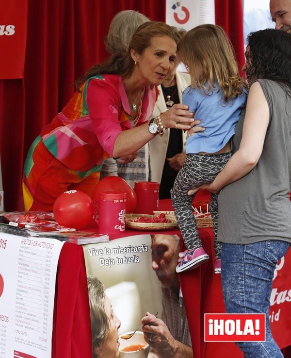 Doña Elena ha presidido una mesa de cuestación con motivo del Día de la caridad que busca recaudar fondos para ayudar a los más desfavorecidos