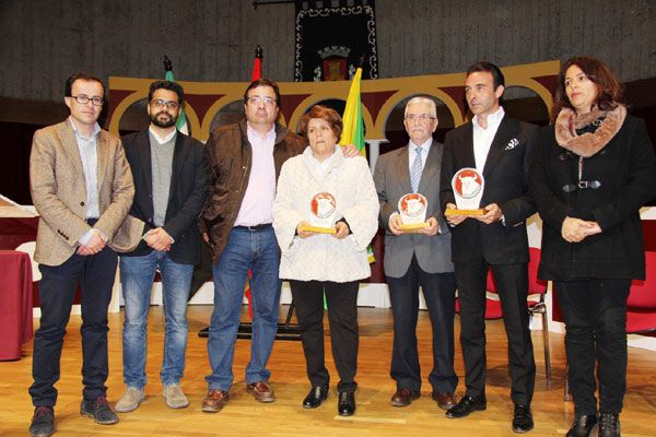 El torero recibió su galardón de manos del alcalde Manuel José González (segundo a la izquierda en esta fotografía). El exalcalde de Olivenza Ramón Rocha Maqueda también fue reconocido, así como el fallecido ganadero Bernardino Píriz Borrallo. Su galardón lo recogió su hija Marta. © FIT
