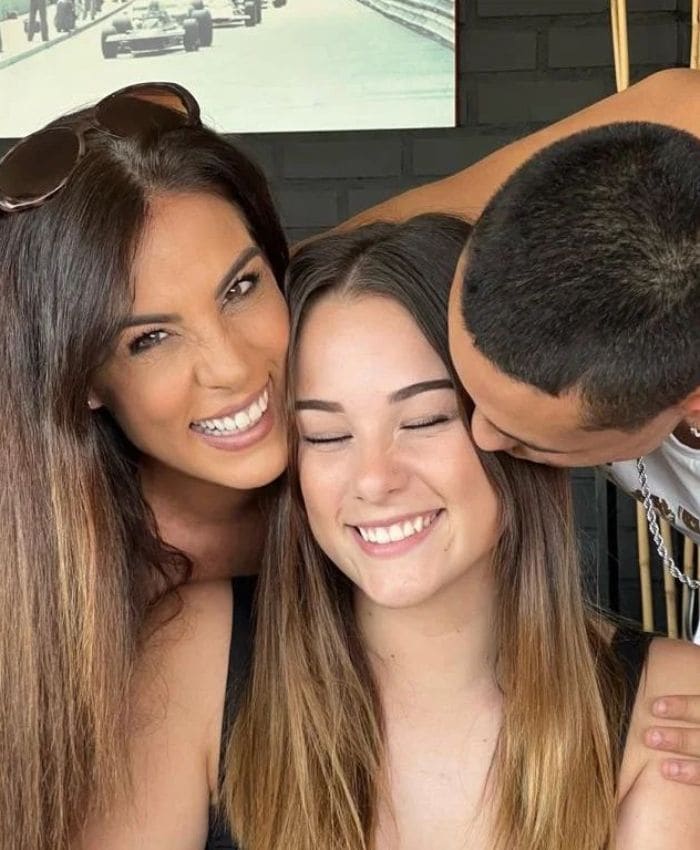 Alicia junto a sus dos hijos, Candela y Erasmo