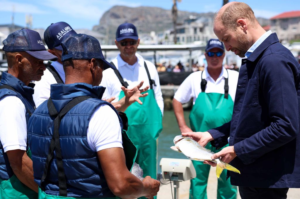 En su visita, el príncipe William charló con pescadores locales.