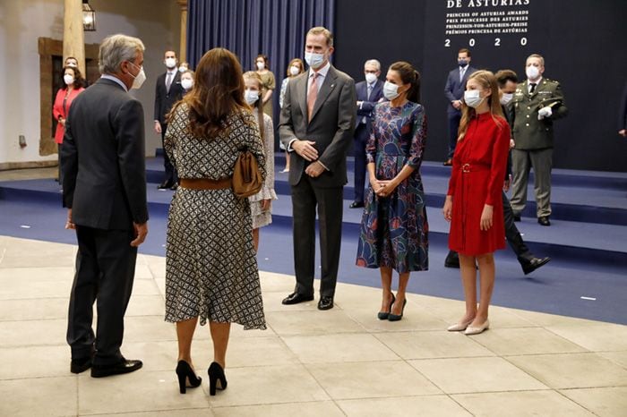 Los Reyes y sus hijas, la princesa Leonor y la infanta Sofía y Carlos Sainz