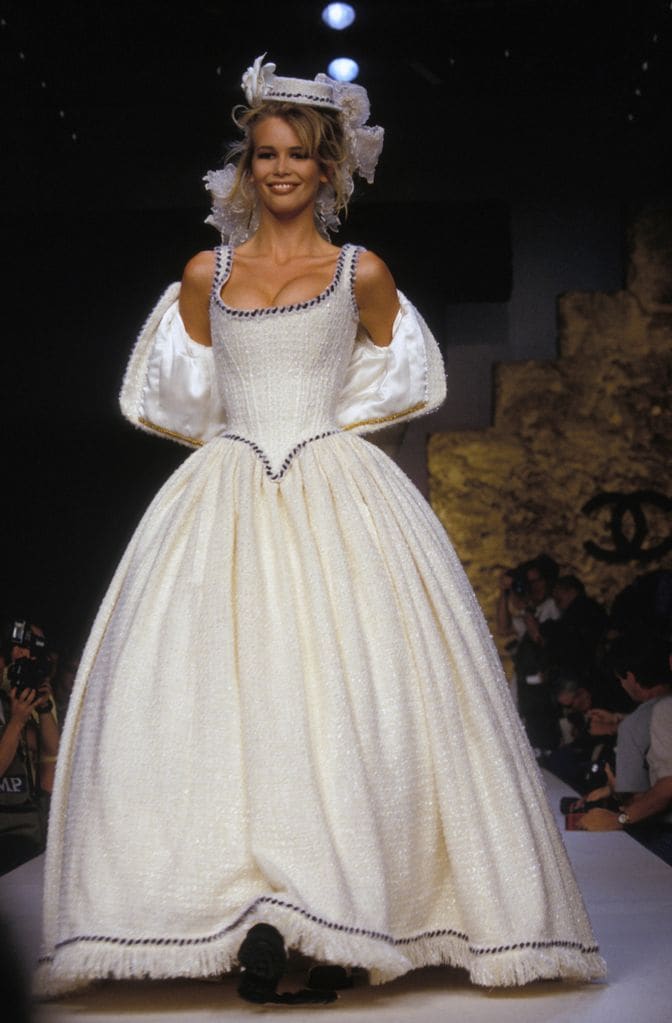 Claudia Schiffer en el desfile de alta costura de Chanel en julio de 1992 en París, Francia. (Foto de Pool ARNAL-PICOT/Gamma-Rapho vía Getty Images)