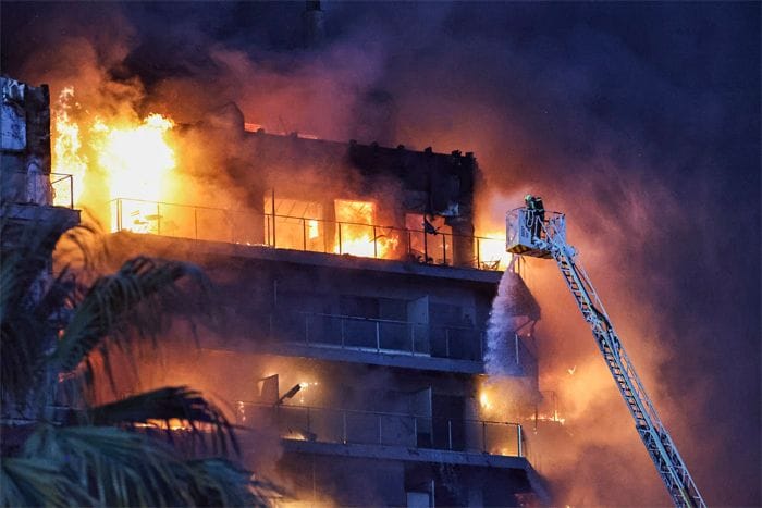 Terrible incendio en un edificio de viviendas en Valencia