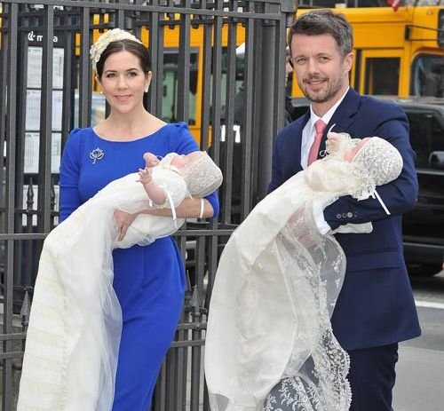 Los príncipes Mary y Federico de Dinamarca a su llegada a la iglesia de Holmen donde ha tenido lugar el bautizo de sus hijos mellizos. La princesa llevaba en brazos a la niña y el príncipe al niño