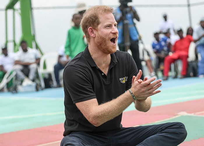 El duque de Sussex en un partido de voleibol en Nigeria