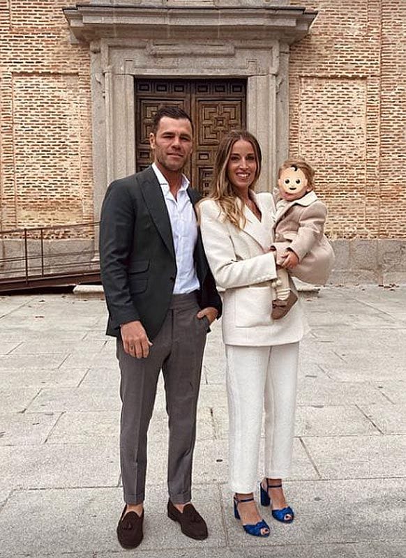 Fonsi Nieto y Marta Castro con su hijo