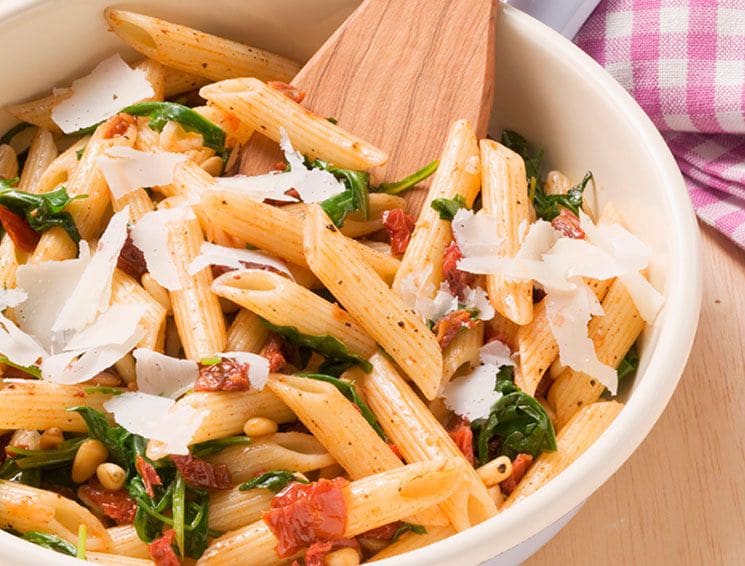 Pasta integral con tomates secos y piñones