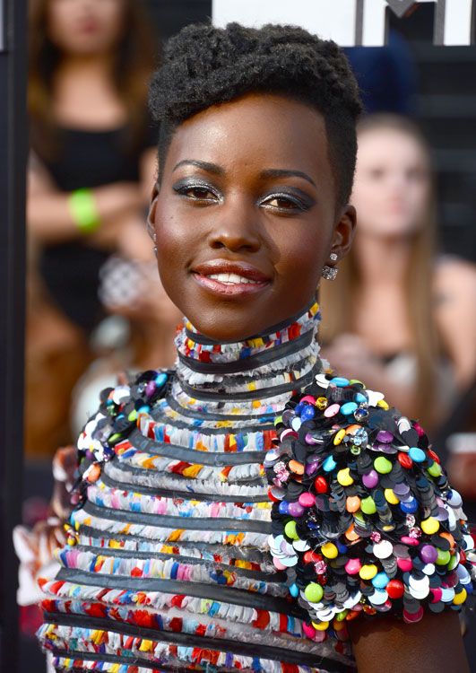 lupita nyongo vestido colores