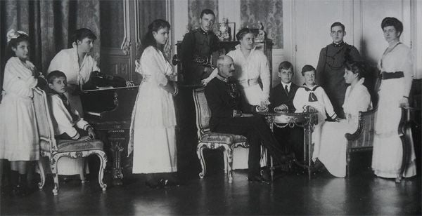 Doña Blanca de Borbón (1868-1949) con su marido y sus hijos
