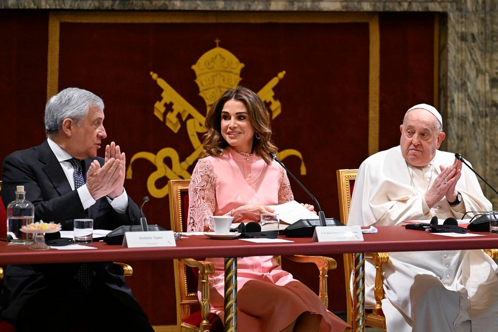 Rania de Jordania, entre el Ministro de Asuntos Exteriores, Antonio Tajani, y el Papa Francisco, en la apertura de la Cumbre de los Derechos de la Infancia organizada por la Santa Sede en la Ciudad del Vaticano