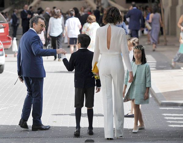 La modelo estaba espectacular con un pantalón y blusa de manga larga en color blanco con la espalda al descubierto
